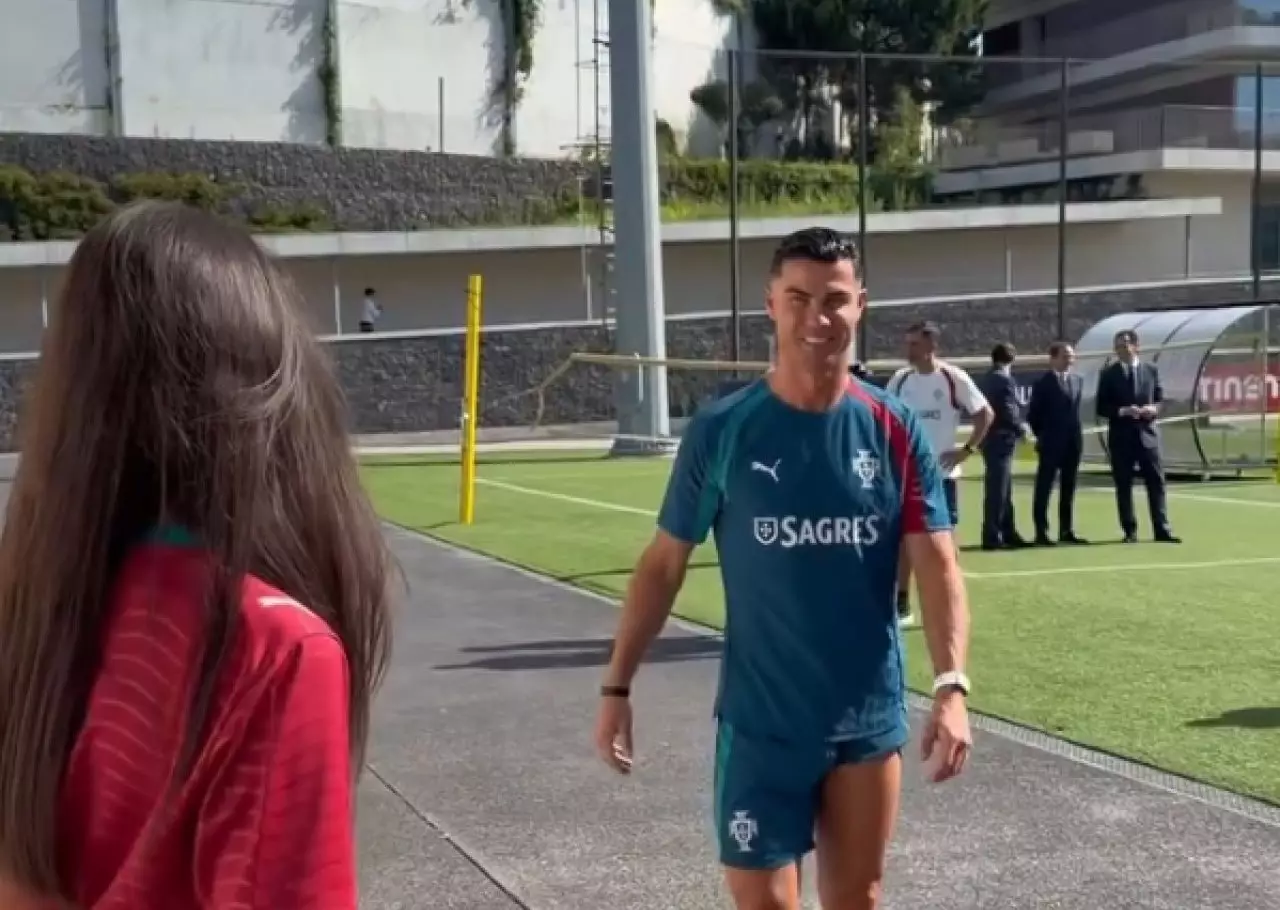 L-a văzut pe Cristiano Ronaldo și a început să plângă instant: ”Ești frumoasă, dar șterge-ți lacrimile!”